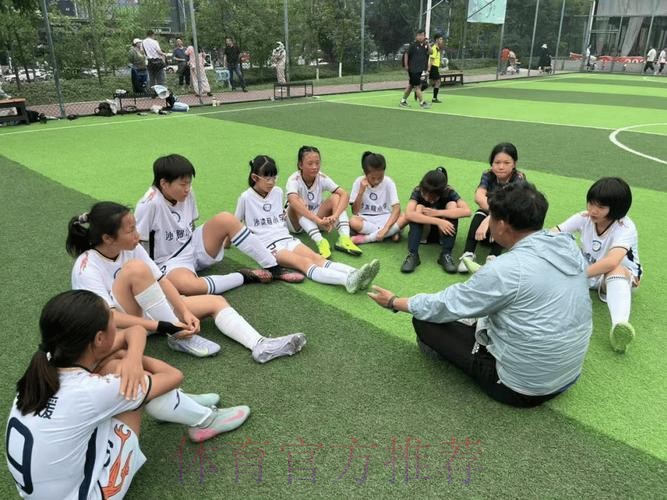 “不止于足球竞技”——女乙球队走进成都中小学校园